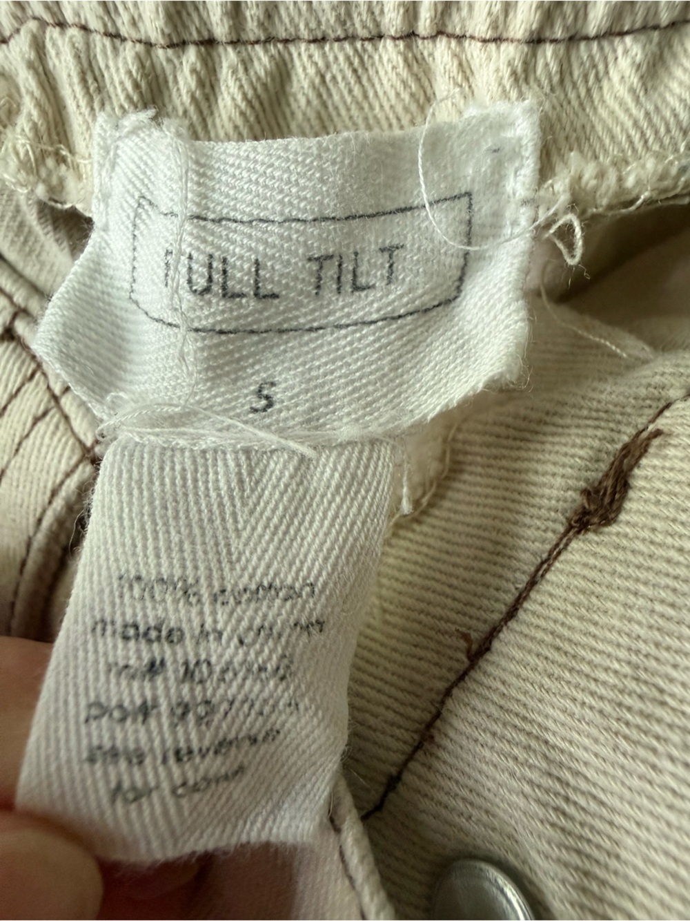 Full Tilt cream cargo shorts in excellent condition size small with pockets - Picture 2 of 7